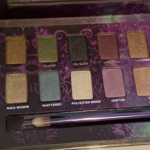 Urban Decay Eye Shadow 10 Shades Palette w/BRUSH - Picture 3 of 10